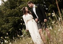Bryllupsbillede med blomsterne i fokus